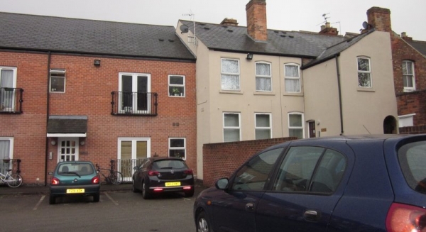 
                             <h2><a href='/4-Rent/Apartments/Ground-Floor-Drewry-Court--107/' title='Ground Floor Drewry Court! '>Ground Floor Drewry Court!  - 1 bed - Price: &pound;625 pcm</a></h2>
                             <p>Newly decorated! Spacious Double Bedroom!<a href='/4-Rent/Apartments/Ground-Floor-Drewry-Court--107/' title='Ground Floor Drewry Court! '>More..</a></p>