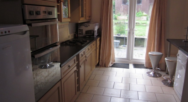 
                             <h2><a href='/4-Rent/4-Students/Student-House-Peel-St-202526-121/' title='Student House Peel St 2025/26!'>Student House Peel St 2025/26! - 4 bed - Price: £102 pppw</a></h2>
                             <p>4 Double bedrooms available Jan 2026- All inclusive!<a href='/4-Rent/4-Students/Student-House-Peel-St-202526-121/' title='Student House Peel St 2025/26!'>More..</a></p>