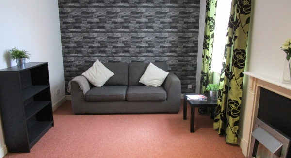 
                             <h2><a href='/4-Rent/Apartments/Let-Contemporary-Apartment-Ground-Floor-84/' title='Let! Contemporary Apartment Ground Floor!'>Let! Contemporary Apartment Ground Floor! - 1 bed - Price: £625 pcm</a></h2>
                             <p>Redecorated & Parking!<a href='/4-Rent/Apartments/Let-Contemporary-Apartment-Ground-Floor-84/' title='Let! Contemporary Apartment Ground Floor!'>More..</a></p>