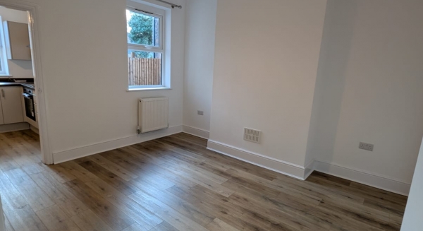 
                             <h2><a href='/4-Rent/Houses/Just-reduced-Fantastic-Renovated-Terraced-House-187/' title='Just reduced! Fantastic Renovated Terraced House!'>Just reduced! Fantastic Renovated Terraced House! - 3 bed - Price: &pound;925 pcm</a></h2>
                             <p>Beautifully renovated 3 bed Mid terraced house!<a href='/4-Rent/Houses/Just-reduced-Fantastic-Renovated-Terraced-House-187/' title='Just reduced! Fantastic Renovated Terraced House!'>More..</a></p>